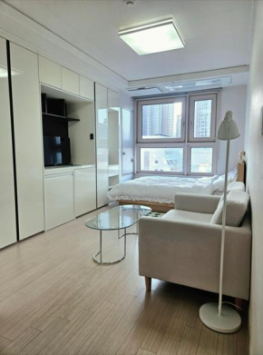 1-2403#Sinnonhyeon 1min #Gangnam Plastic Surgery #Hotel Style #Cozy in the City #Airport Bus #Chromecast